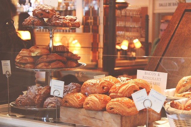 Pour avoir plus d'abonnés sur les réseaux sociaux, pensez à une boulangerie. Imaginez sa vitrine : située sur une route fréquentée par les piétons, mettant en avant des mets délicieux et ouverte pile quand vous avez faim. Comment ne pas succomber à la tentation ?